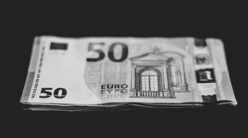 Money Euro Dollar Bill Finance  - rastaemmler / Pixabay